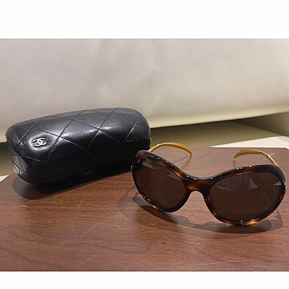 Authentic Chanel vintage tortoise sunglasses with gold rim - Picture 4 of 6